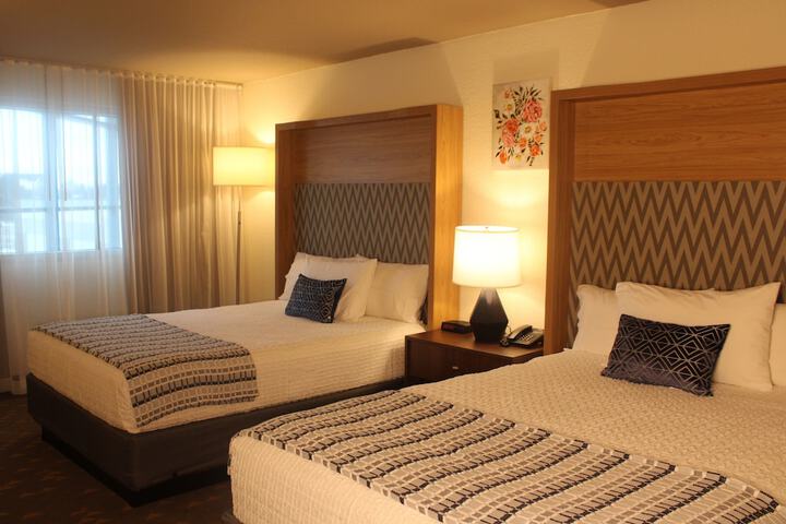 2 Queen Beds Pool Side (5 of 6)