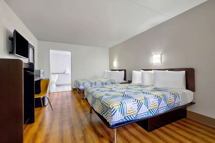 2 Queen Beds (6 of 10)