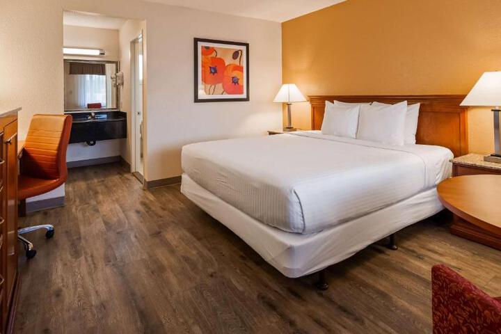 1 King Bed Desk Microwave and Refrigerator WiFi Full Breakfast (4 of 10)