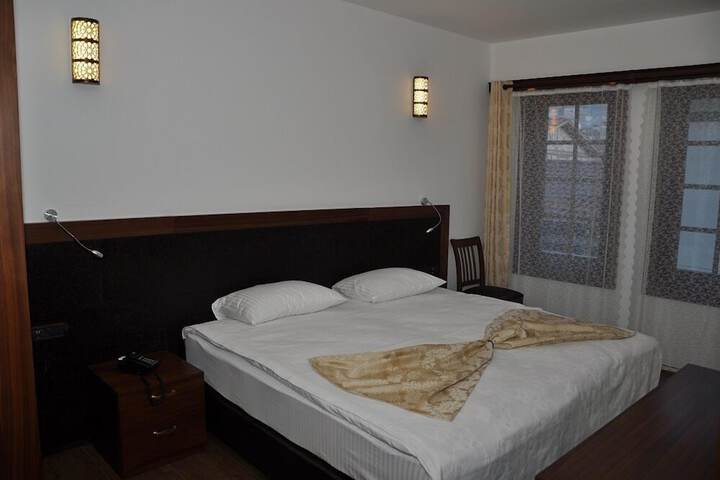 Room 10 of 33