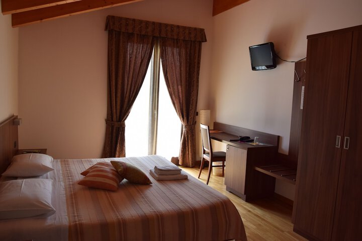 Room 14 of 65