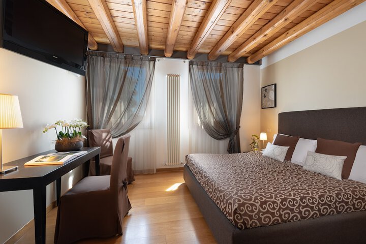 Room 15 of 38