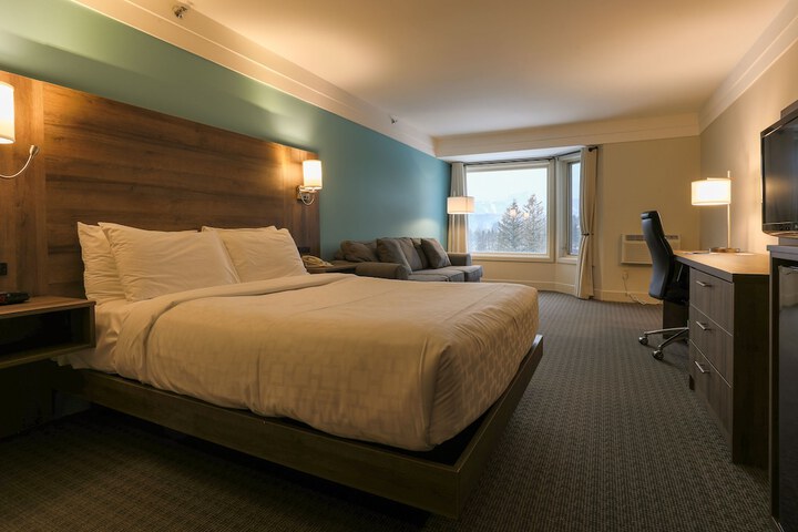 1 Queen Bed (3 of 19)