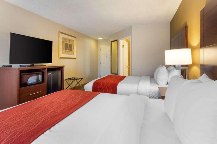 1 Queen Bed (1 of 6)