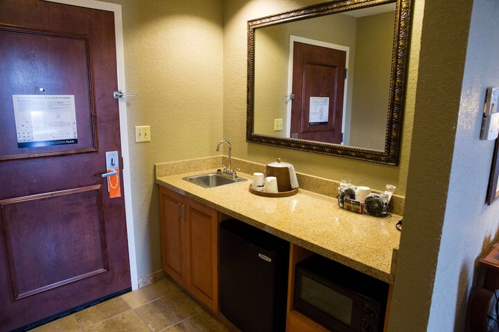 1 King Walk in Shower Only Hearing Accessible (5 of 18)