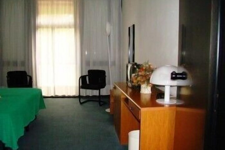 Room 12 of 49