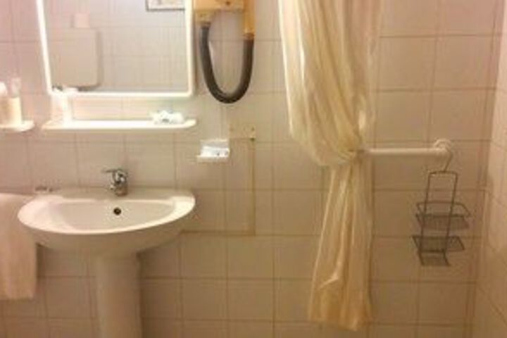 Room 2 of 30