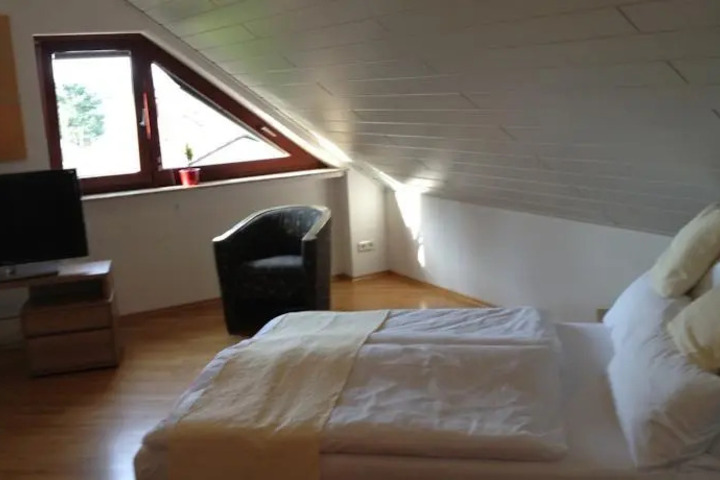 Room 4 of 10