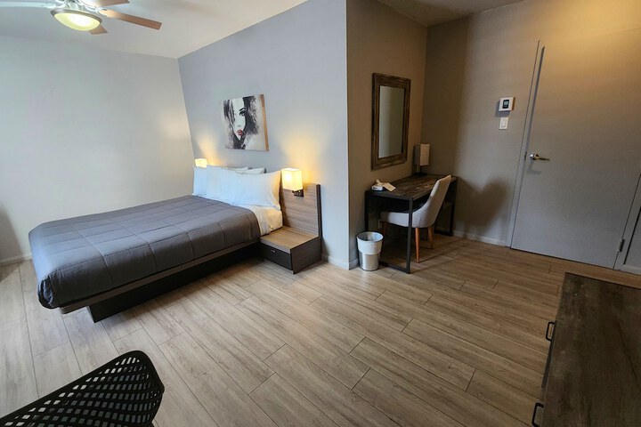 Room 5 of 14