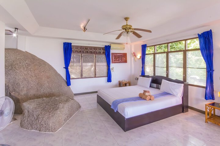Room 3 of 32