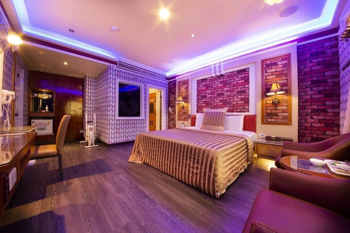 Room 13 of 35