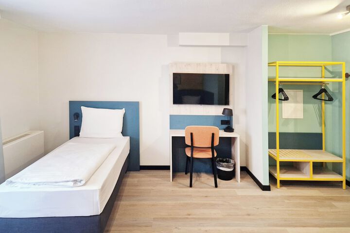 Room 27 of 38