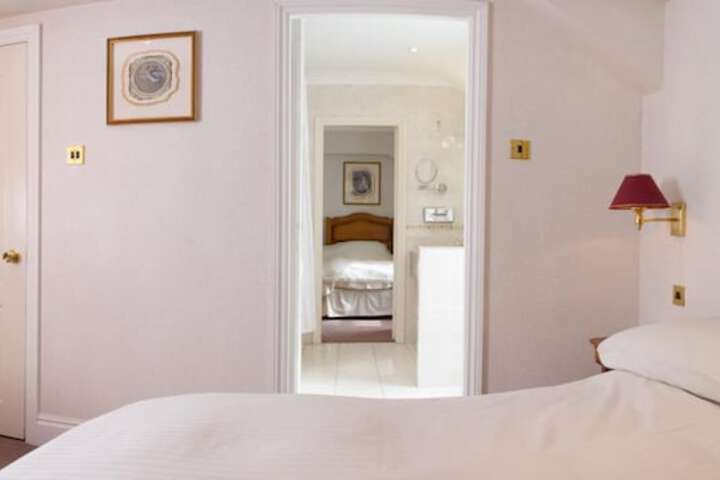 Room 9 of 33