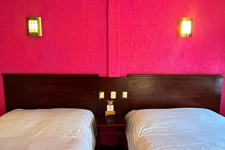 Room 13 of 37
