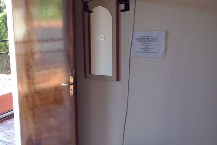 Room 4 of 9