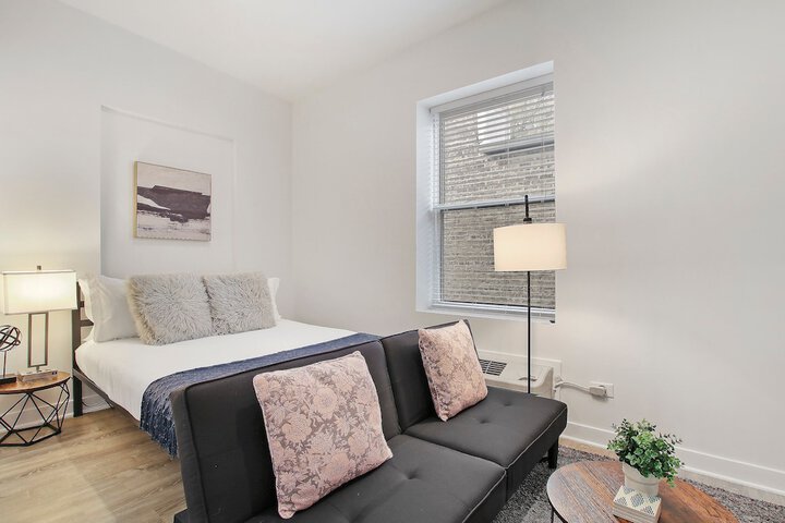 Minimalist Design Studio Apt in Uptown in Chicago, IL