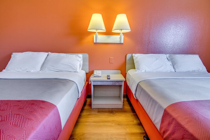 1 Queen Bed (1 of 13)