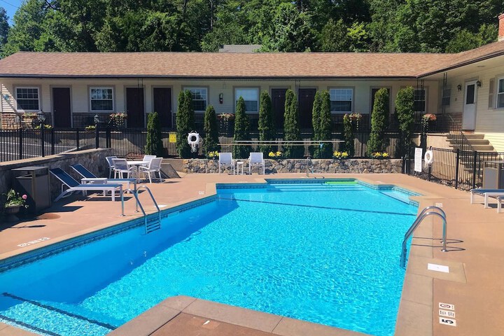 Pool Hotel