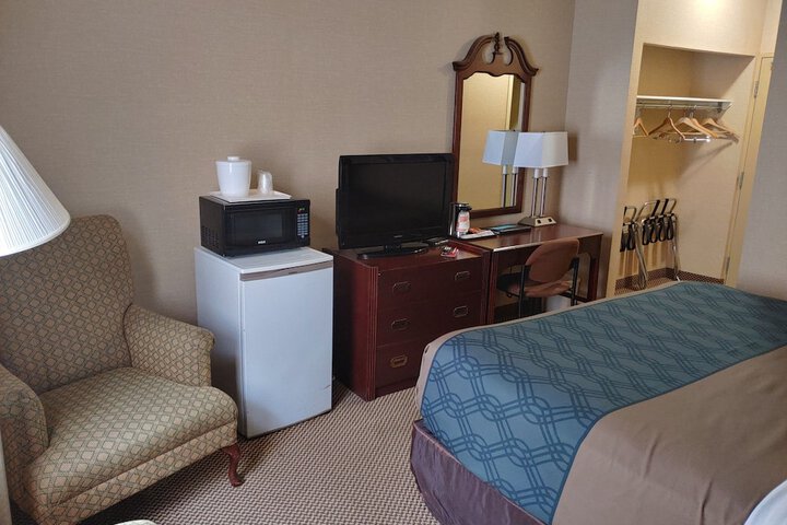 1 King Bed (3 of 7)