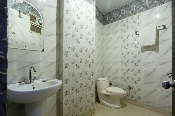 Room 7 of 12