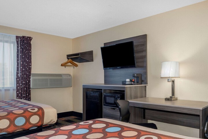 2 Queen Beds (5 of 8)
