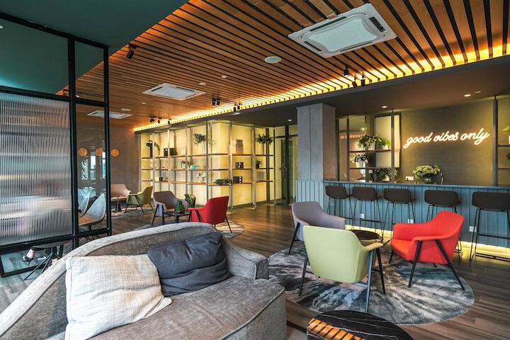 Lounge 68 of 73
