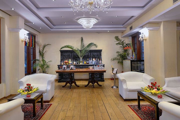Lounge 30 of 37