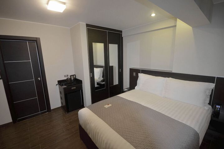 Room 6 of 32
