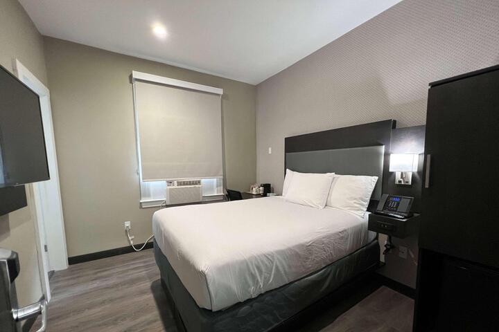 1 King Bed (4 of 8)