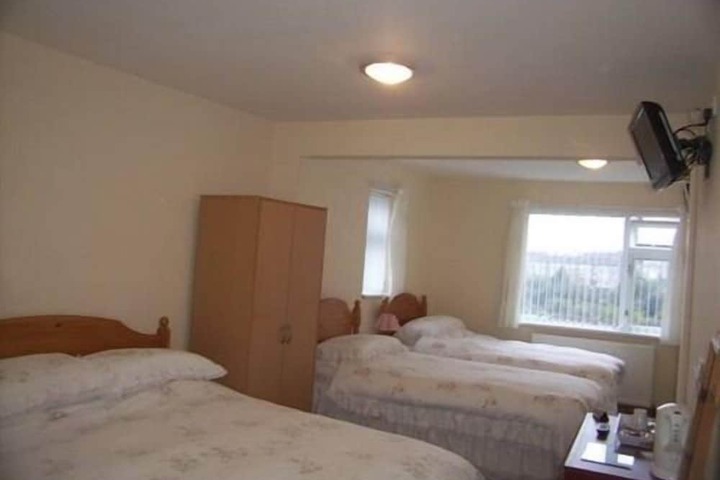 Room 4 of 12