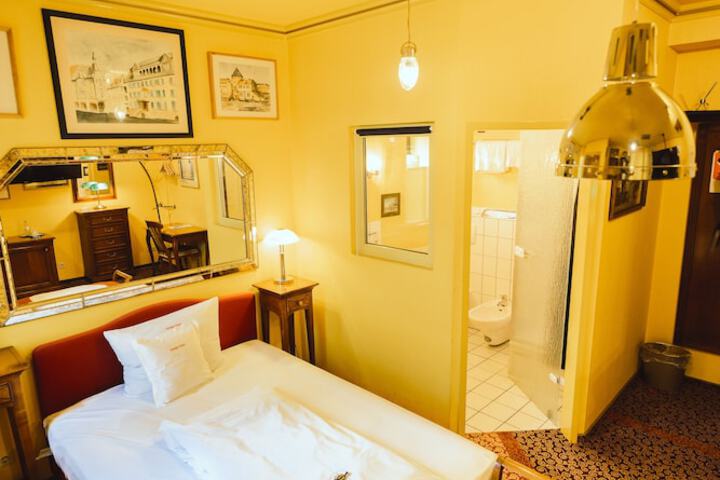 Room 9 of 46