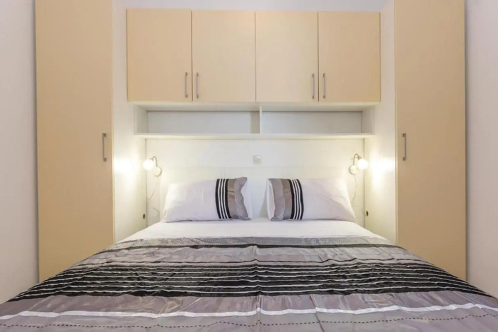Room 4 of 16