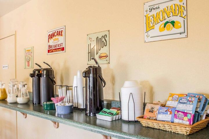 Breakfast/Coffee Service 21 of 28