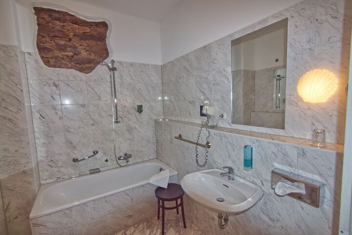 Room 15 of 25