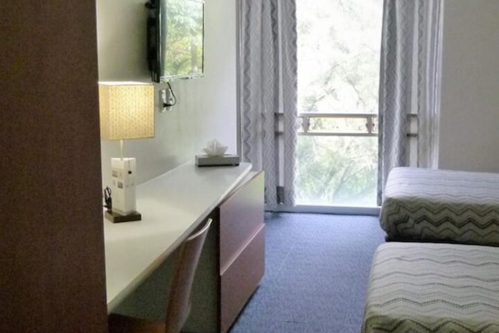 Room 8 of 40