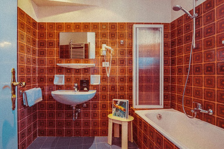 Room 27 of 40