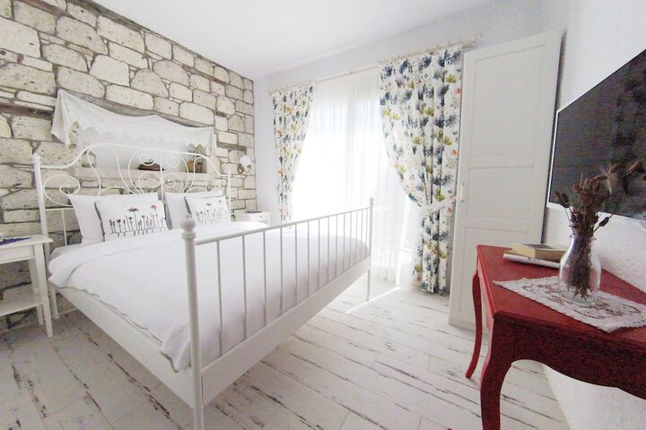 Room 16 of 77