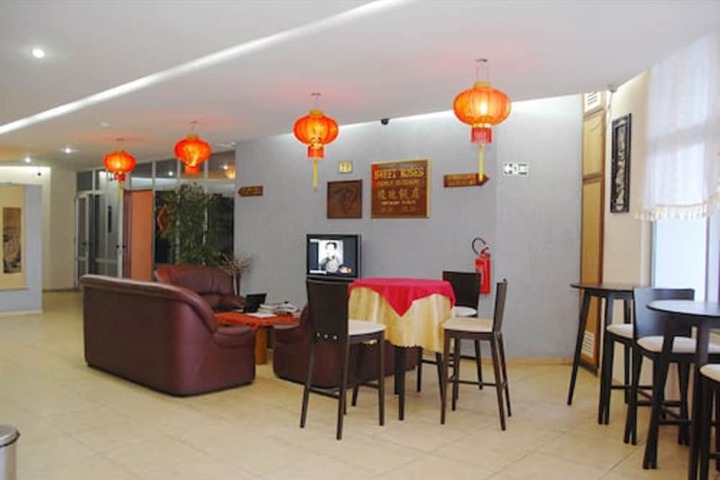 Lounge 49 of 59