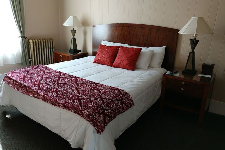 1 King Bed (2 of 8)