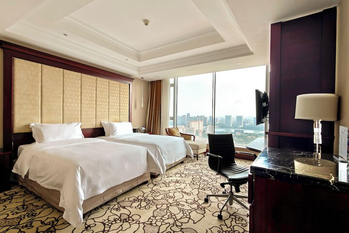Room 32 of 102