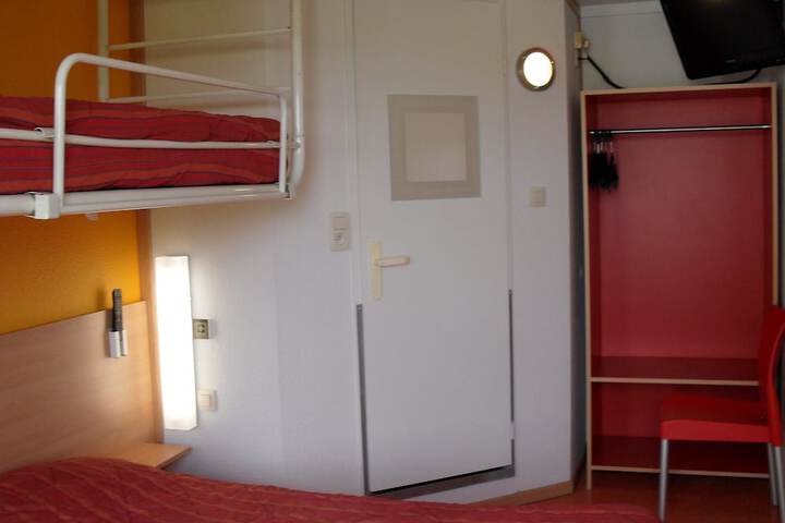 Room 6 of 33