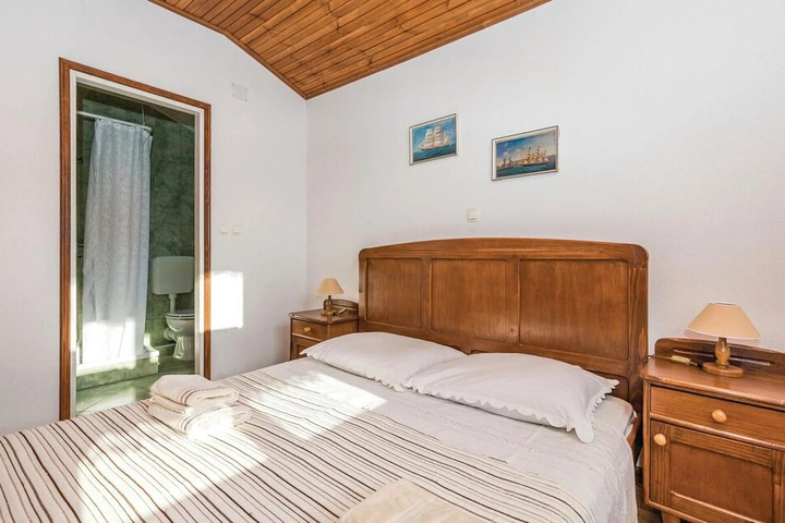 Room 4 of 18