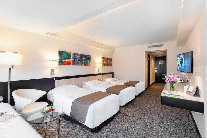 Room 33 of 106