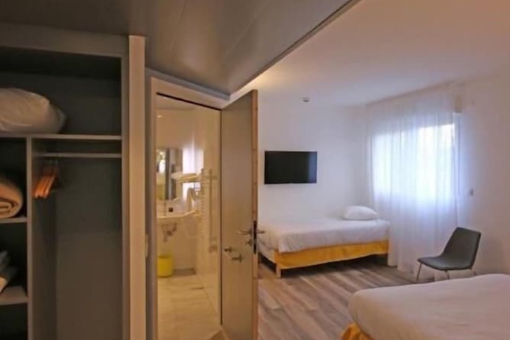 Room 16 of 37