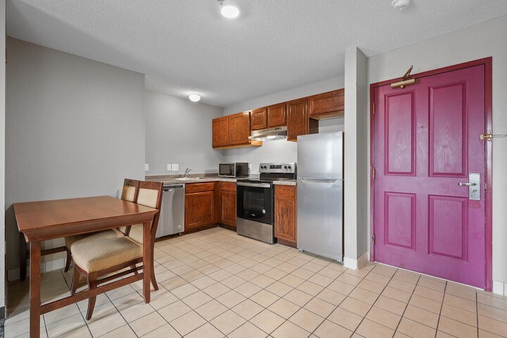 Suite Queen Bed Kitchen (12 of 22)