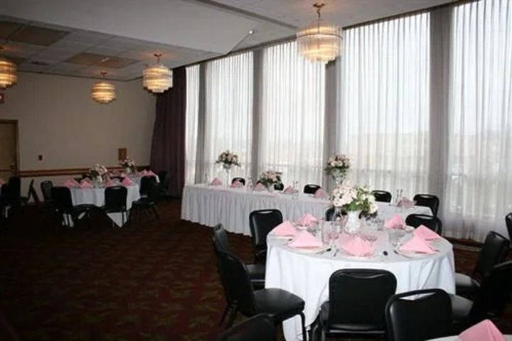 Dining 16 of 18
