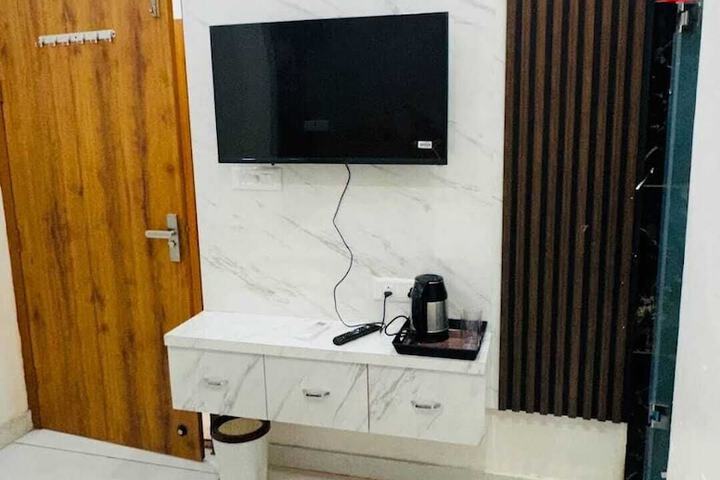 Room 7 of 18