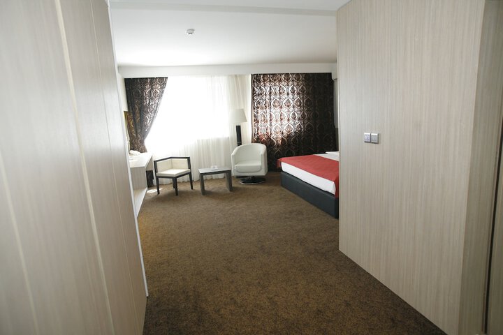 Room 15 of 103