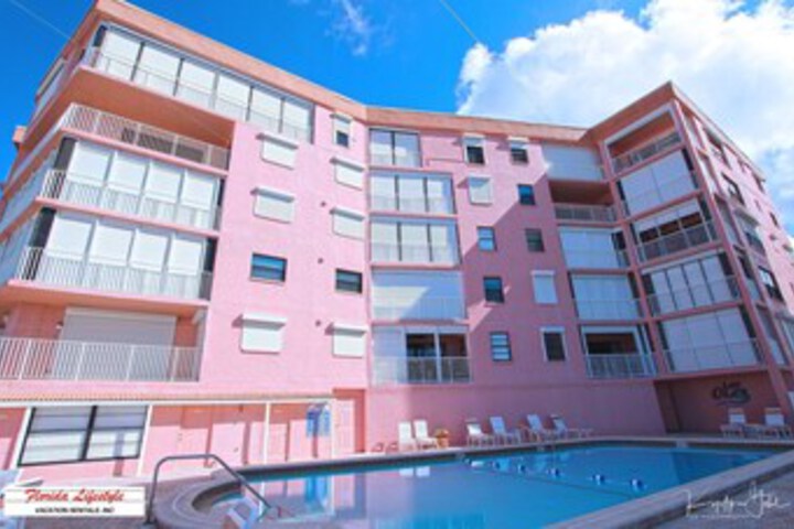 Exterior of Los Olas 201