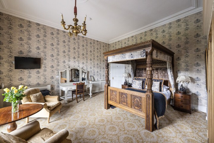 Room 13 of 80